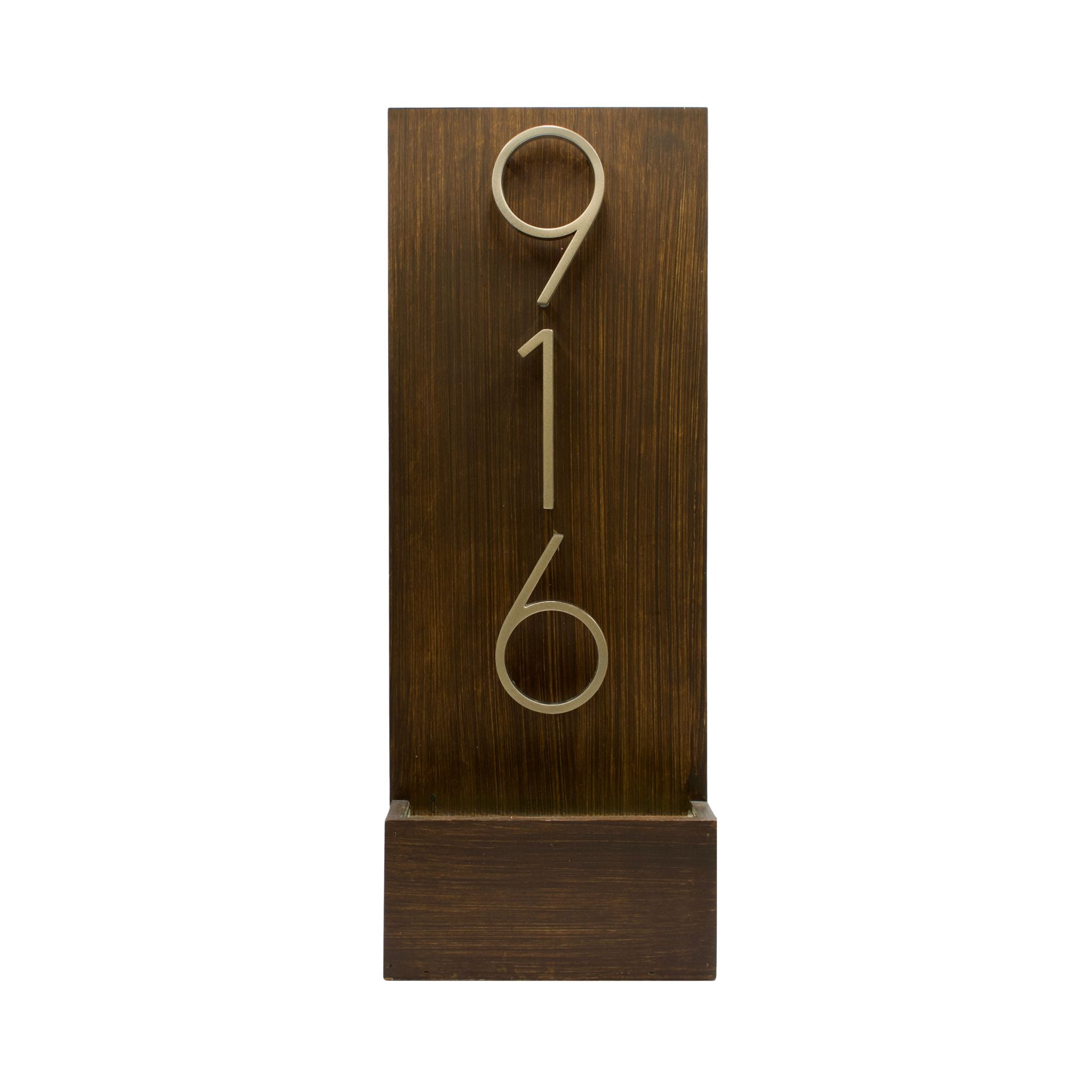 Brown wooden vertical house number sign with raised champagne gold numbers 916.
